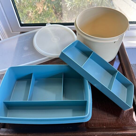 Vintage Tupperware Lot – Blue Divided Container & Beige Round Container - Picture 7 of 15